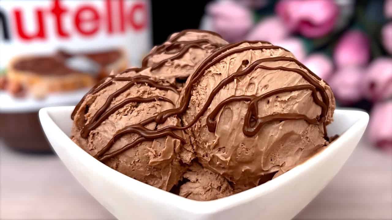 بستنی نوتلا فندوقی با پوشش شکلاتی و مغز نوتلا